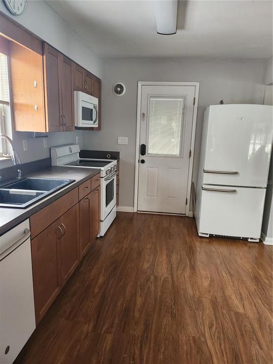 待售: $349,900 (2 贝兹, 1 浴室, 1124 平方英尺)