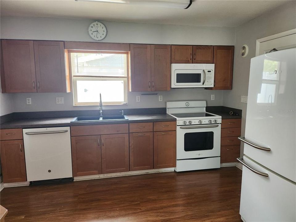 待售: $349,900 (2 贝兹, 1 浴室, 1124 平方英尺)