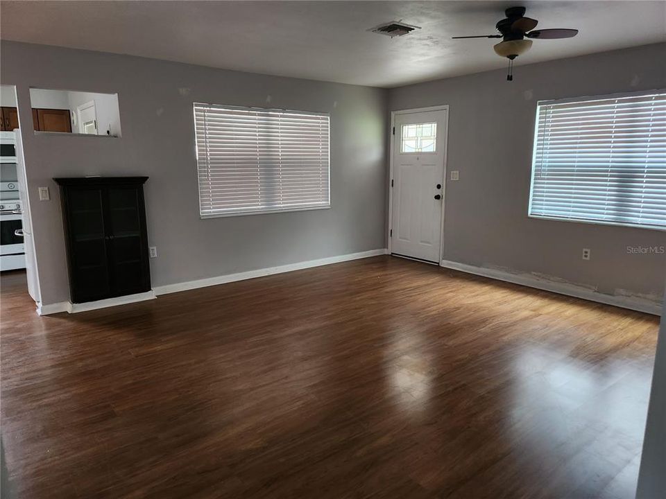 待售: $349,900 (2 贝兹, 1 浴室, 1124 平方英尺)