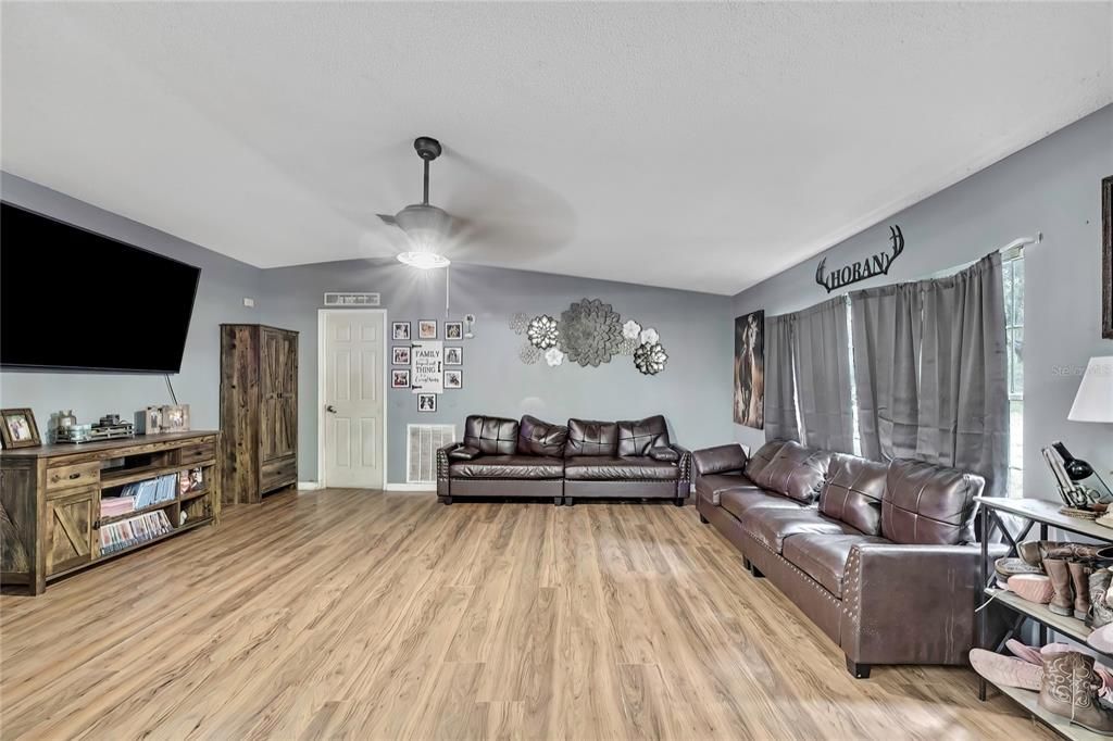 На продажу: $399,900 (3 спален, 2 ванн, 1512 Квадратных фут)