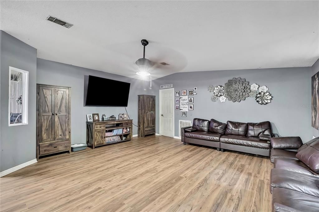 На продажу: $399,900 (3 спален, 2 ванн, 1512 Квадратных фут)