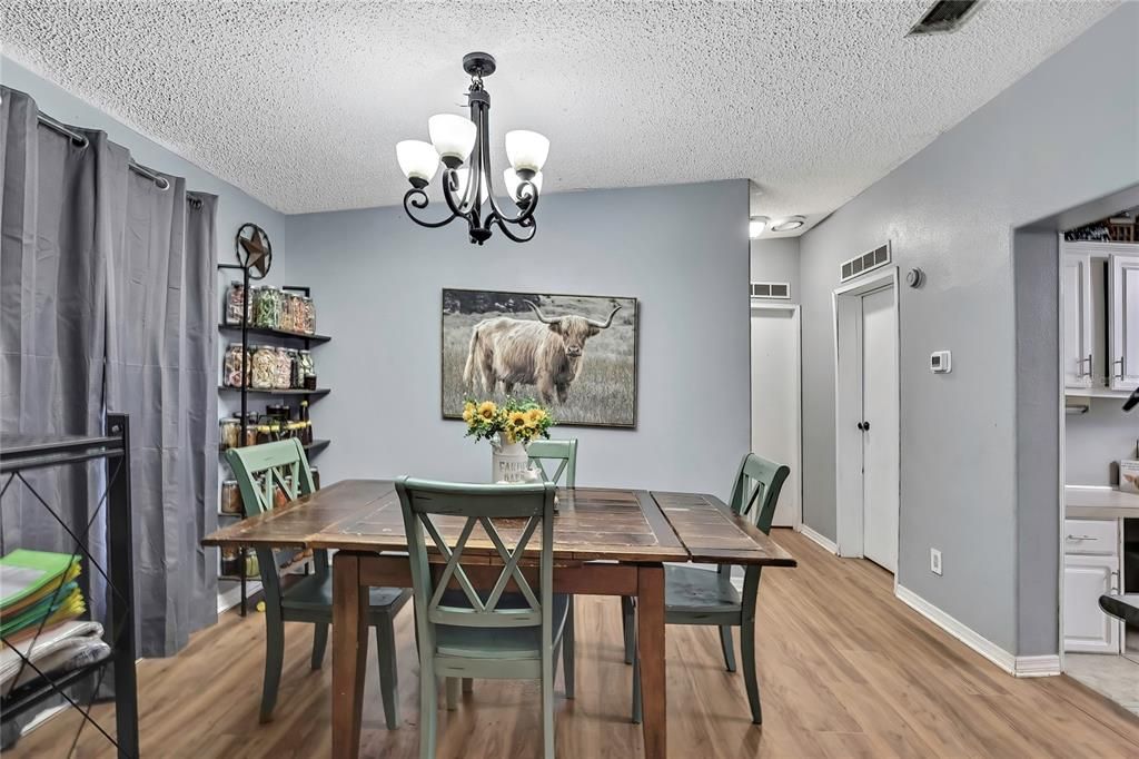 На продажу: $399,900 (3 спален, 2 ванн, 1512 Квадратных фут)