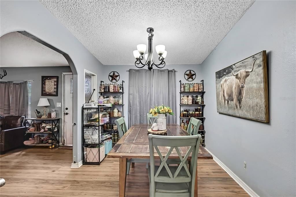 На продажу: $399,900 (3 спален, 2 ванн, 1512 Квадратных фут)