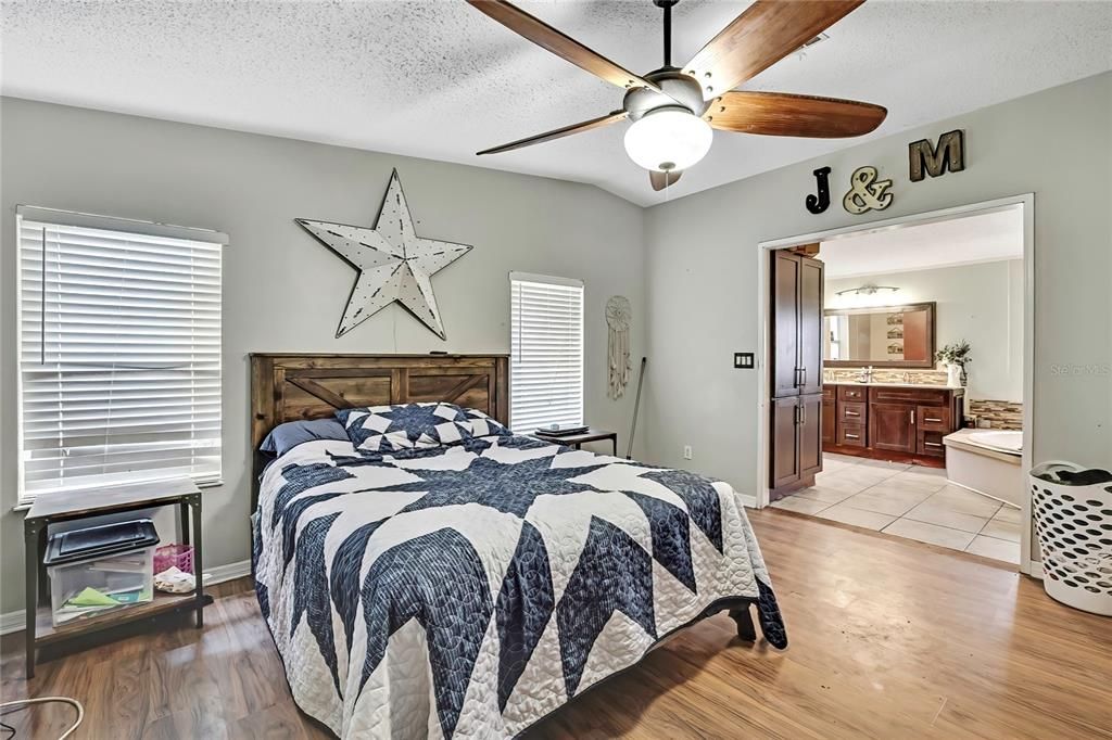 На продажу: $399,900 (3 спален, 2 ванн, 1512 Квадратных фут)