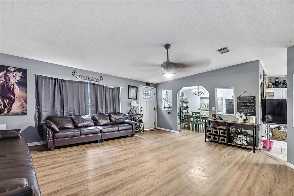 На продажу: $399,900 (3 спален, 2 ванн, 1512 Квадратных фут)