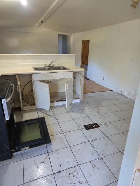 На продажу: $114,995 (3 спален, 2 ванн, 924 Квадратных фут)