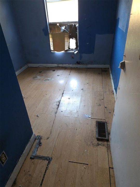 На продажу: $114,995 (3 спален, 2 ванн, 924 Квадратных фут)