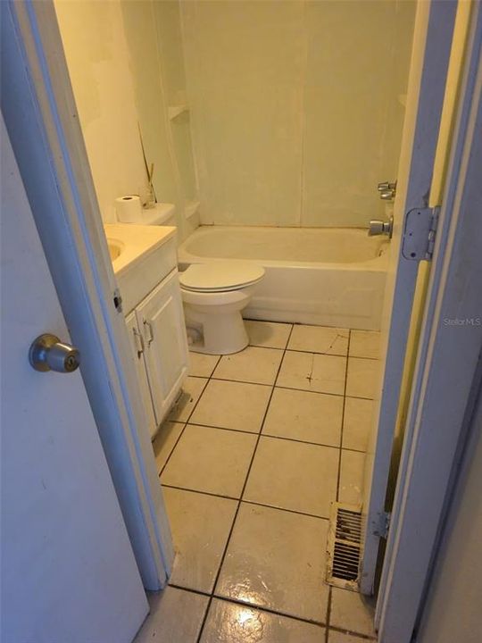 На продажу: $114,995 (3 спален, 2 ванн, 924 Квадратных фут)