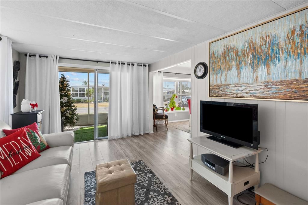 For Sale: $143,000 (2 beds, 1 baths, 1323 Square Feet)