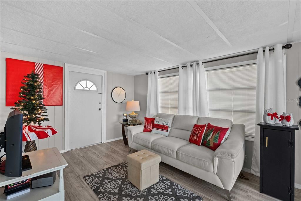 For Sale: $143,000 (2 beds, 1 baths, 1323 Square Feet)