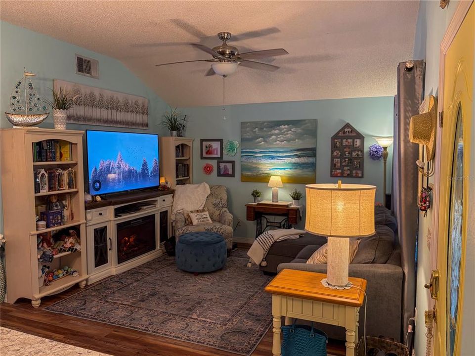 待售: $349,000 (2 贝兹, 2 浴室, 1082 平方英尺)