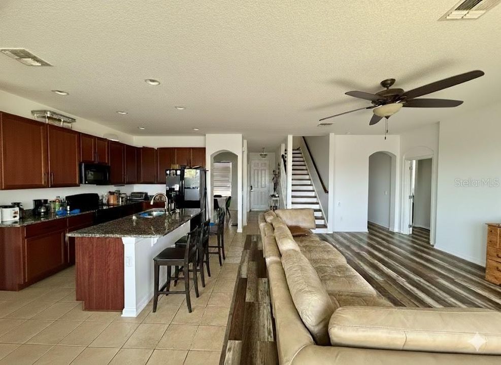 В аренду: $2,100 (4 спален, 2 ванн, 1910 Квадратных фут)