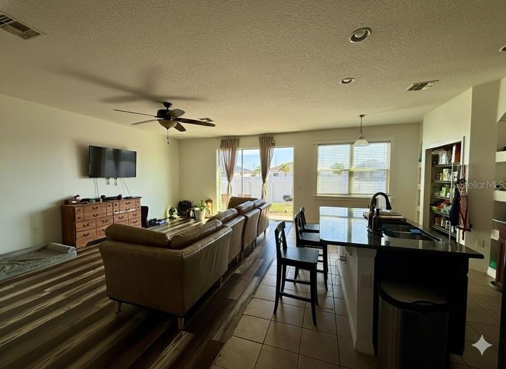 В аренду: $2,100 (4 спален, 2 ванн, 1910 Квадратных фут)