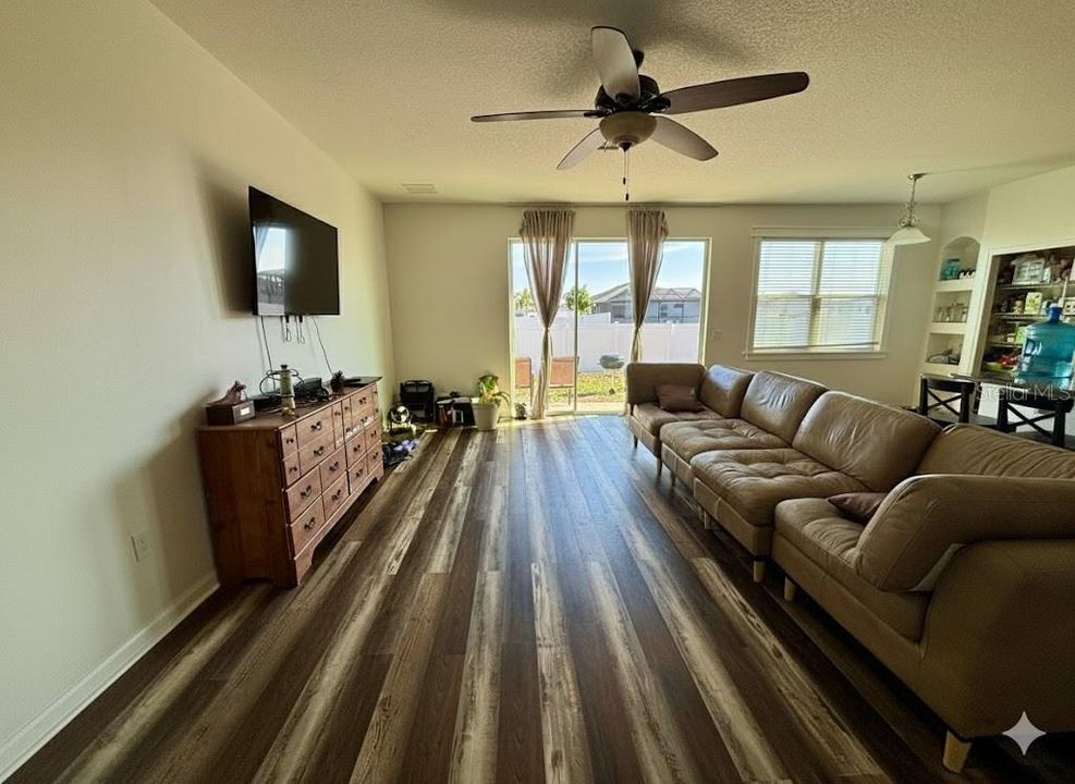 В аренду: $2,100 (4 спален, 2 ванн, 1910 Квадратных фут)