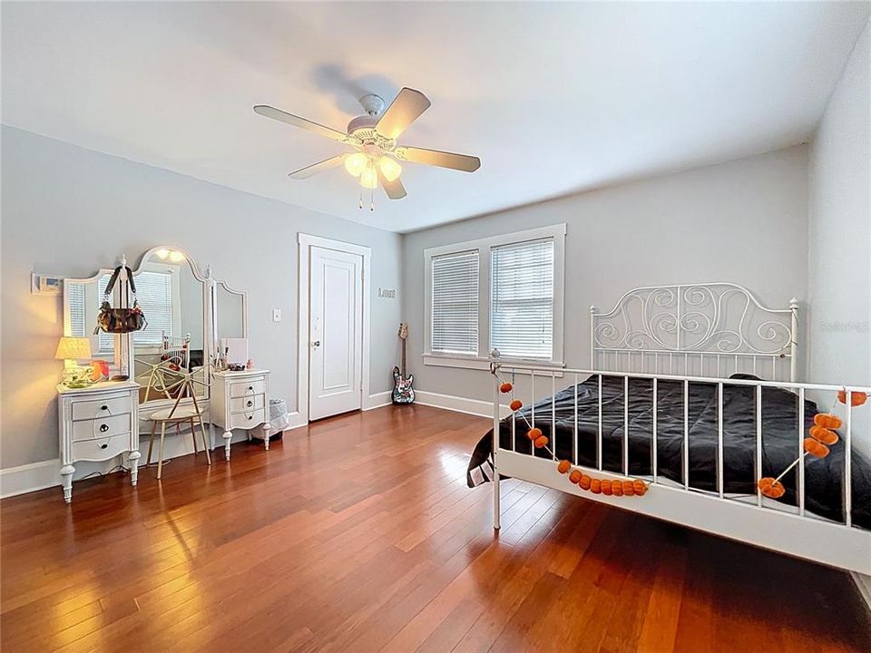 For Sale: $479,900 (4 beds, 2 baths, 2880 Square Feet)