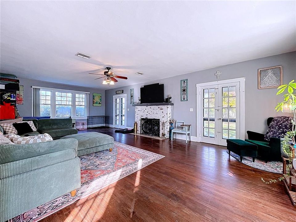 For Sale: $479,900 (4 beds, 2 baths, 2880 Square Feet)