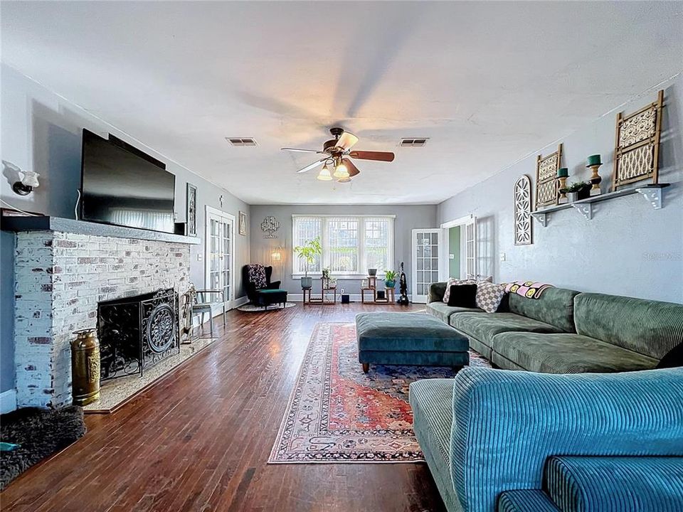 For Sale: $479,900 (4 beds, 2 baths, 2880 Square Feet)