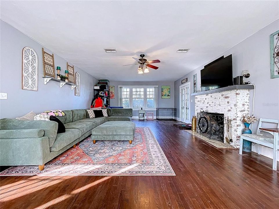 For Sale: $479,900 (4 beds, 2 baths, 2880 Square Feet)