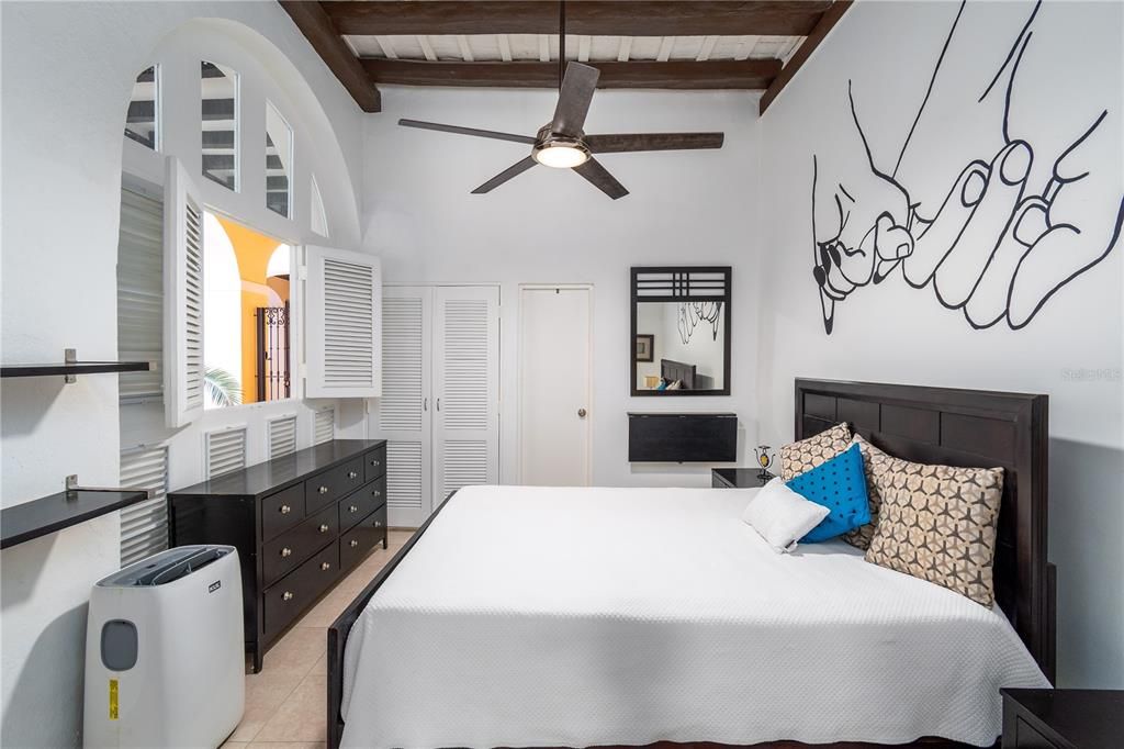 For Rent: $1,950 (1 beds, 1 baths, 993 Square Feet)