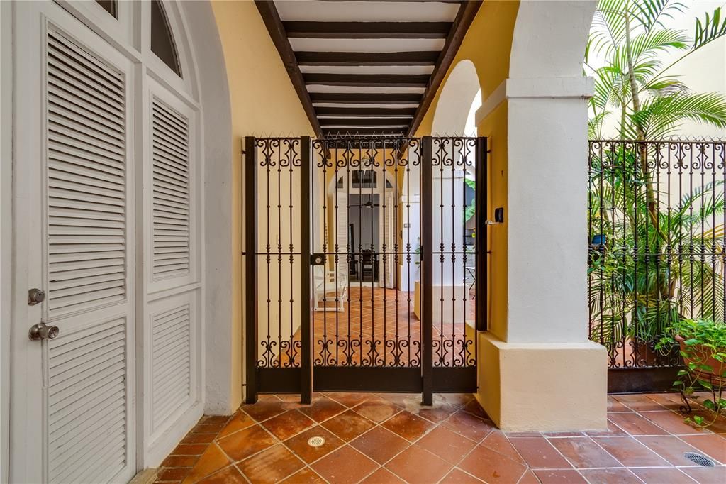 For Rent: $1,950 (1 beds, 1 baths, 993 Square Feet)