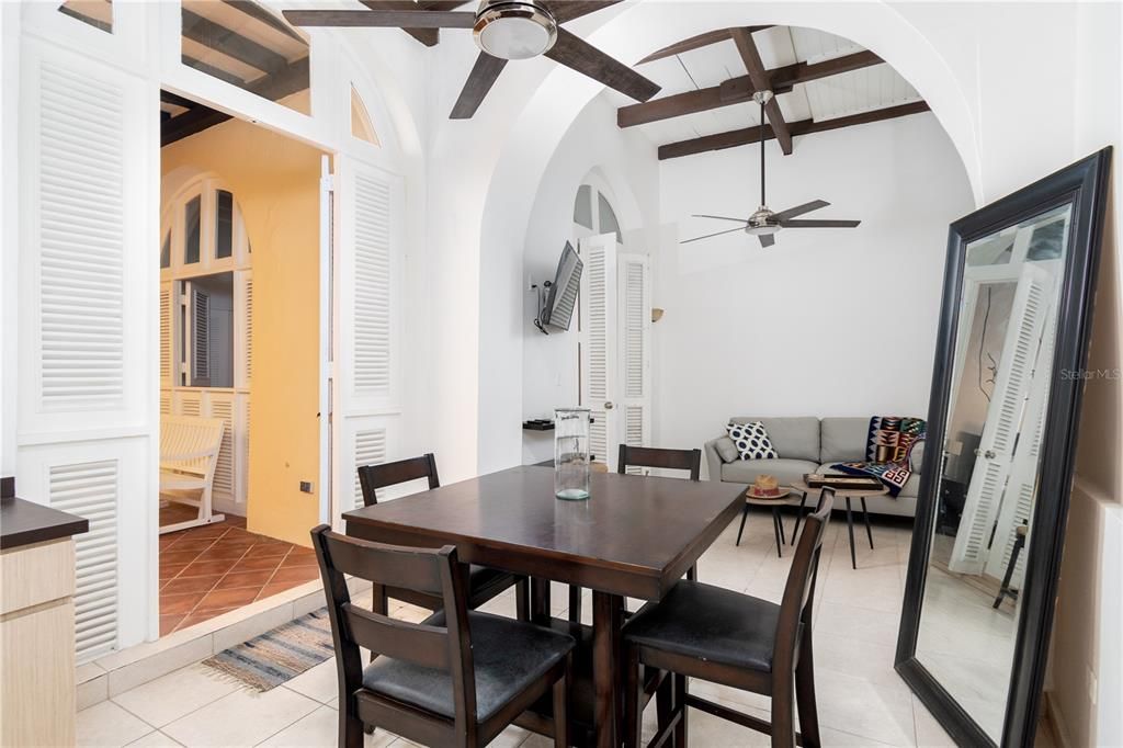 For Rent: $1,950 (1 beds, 1 baths, 993 Square Feet)