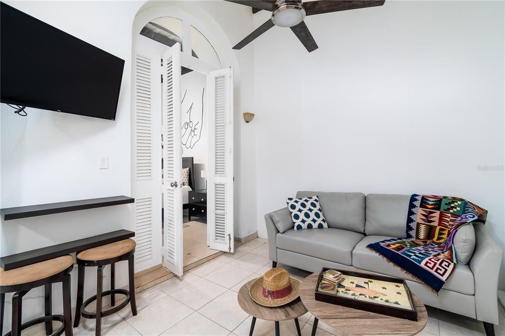 For Rent: $1,950 (1 beds, 1 baths, 993 Square Feet)