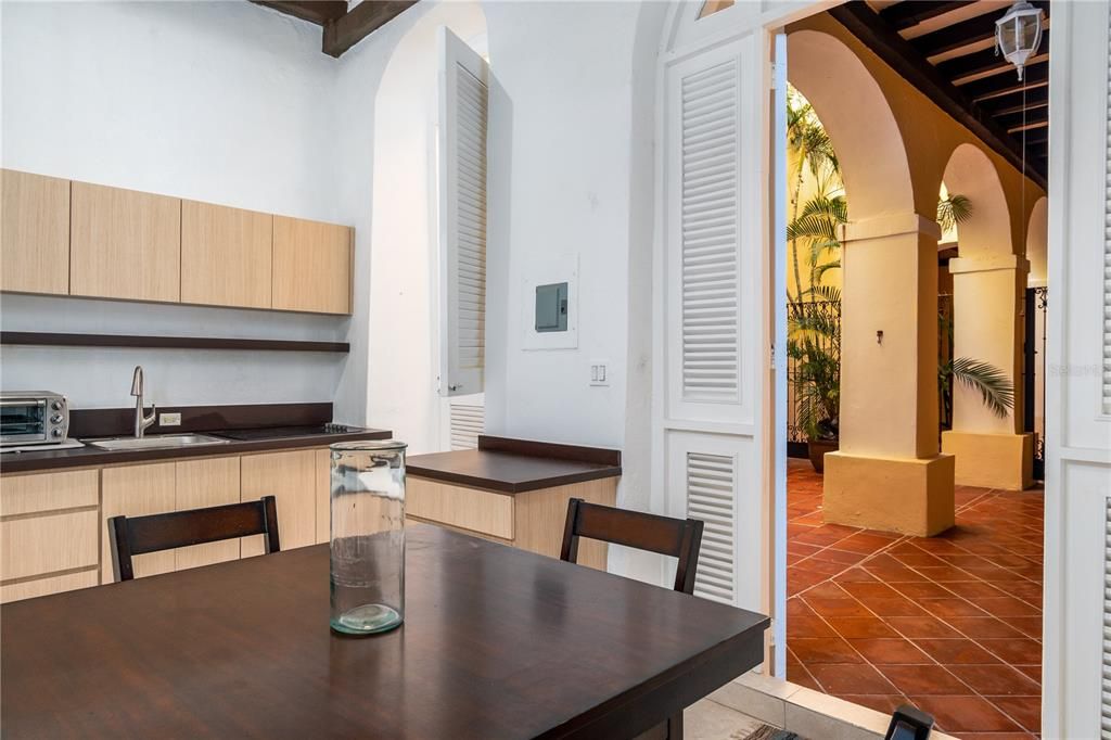 For Rent: $1,950 (1 beds, 1 baths, 993 Square Feet)