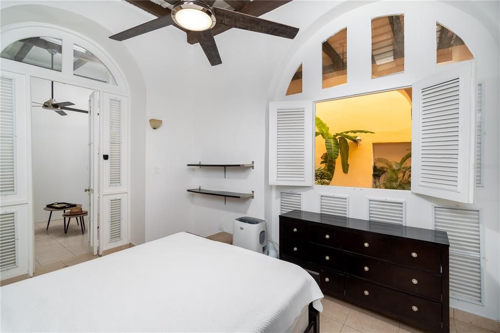 For Rent: $1,950 (1 beds, 1 baths, 993 Square Feet)