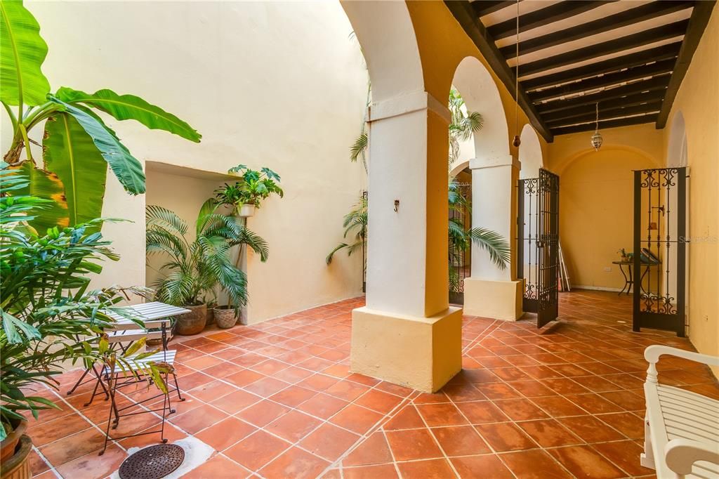 For Rent: $1,950 (1 beds, 1 baths, 993 Square Feet)