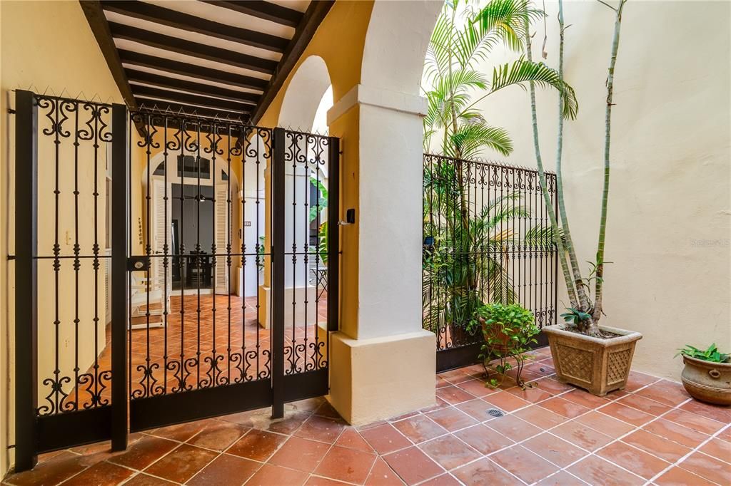 For Rent: $1,950 (1 beds, 1 baths, 993 Square Feet)