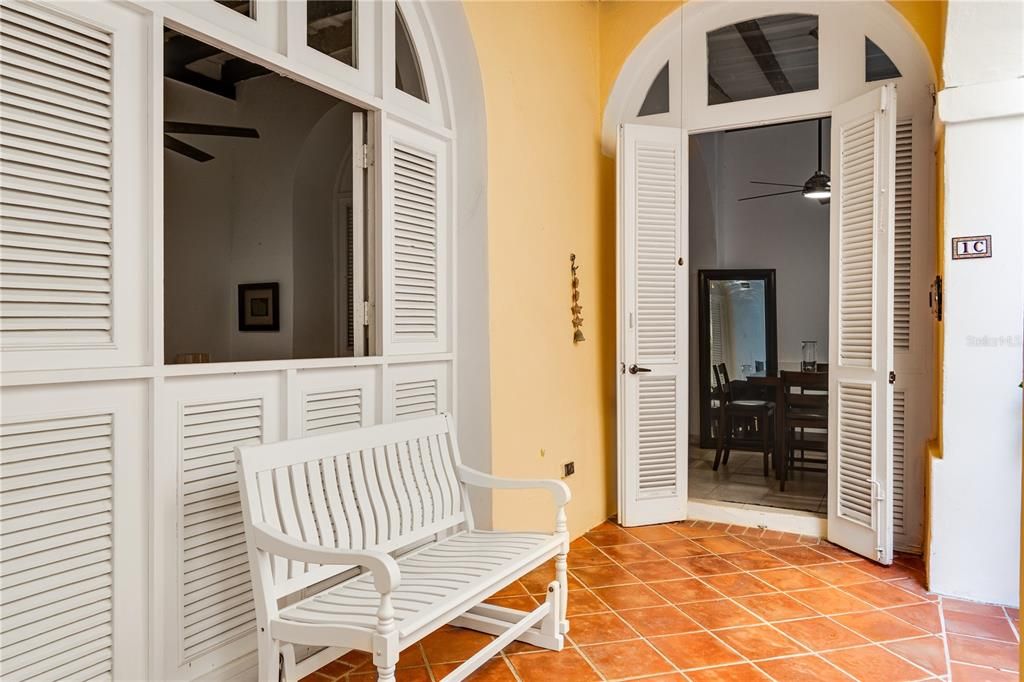 For Rent: $1,950 (1 beds, 1 baths, 993 Square Feet)