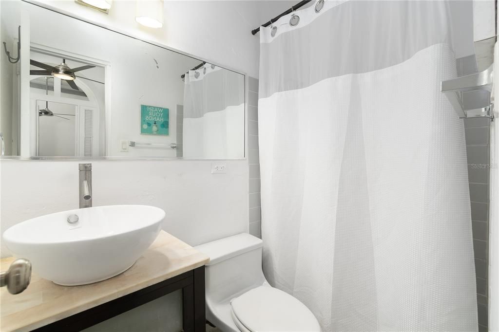 For Rent: $1,950 (1 beds, 1 baths, 993 Square Feet)