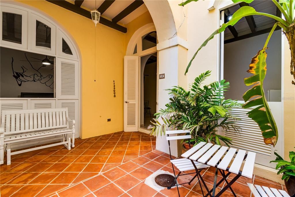 For Rent: $1,950 (1 beds, 1 baths, 993 Square Feet)