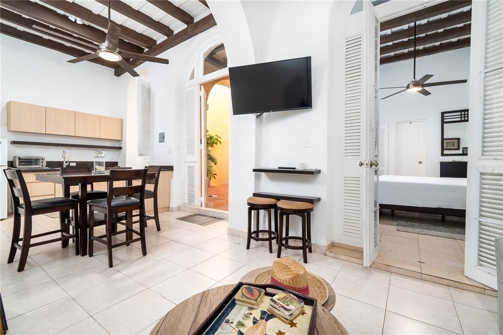 For Rent: $1,950 (1 beds, 1 baths, 993 Square Feet)