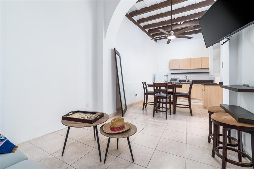 For Rent: $1,950 (1 beds, 1 baths, 993 Square Feet)