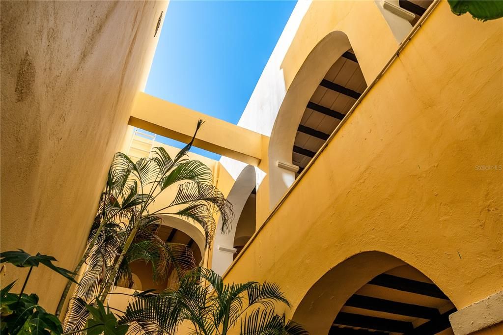 For Rent: $1,950 (1 beds, 1 baths, 993 Square Feet)