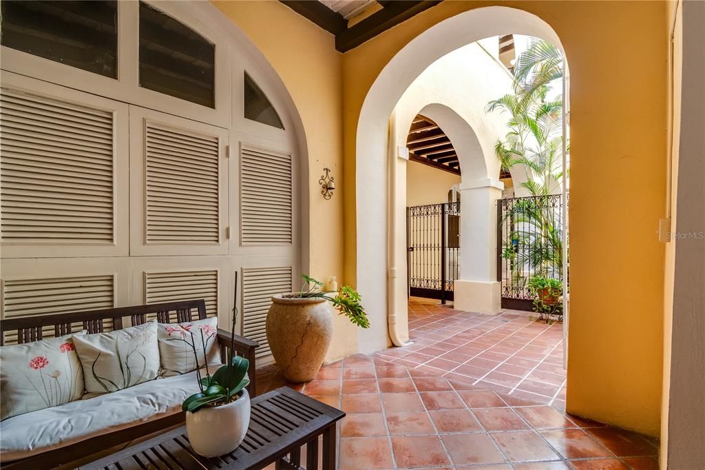 For Rent: $1,950 (1 beds, 1 baths, 993 Square Feet)