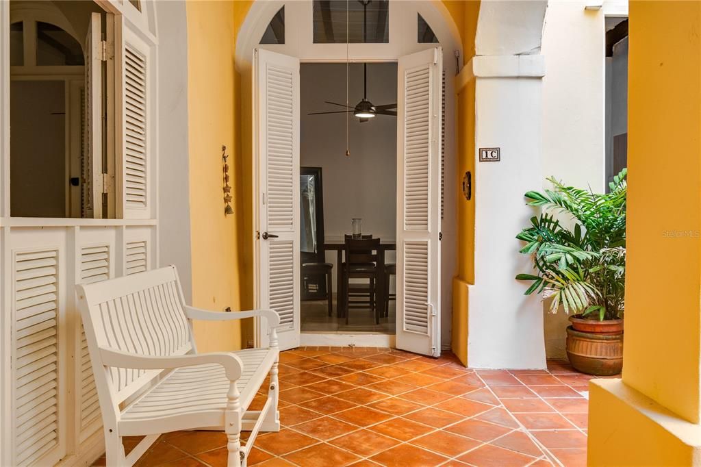 For Rent: $1,950 (1 beds, 1 baths, 993 Square Feet)