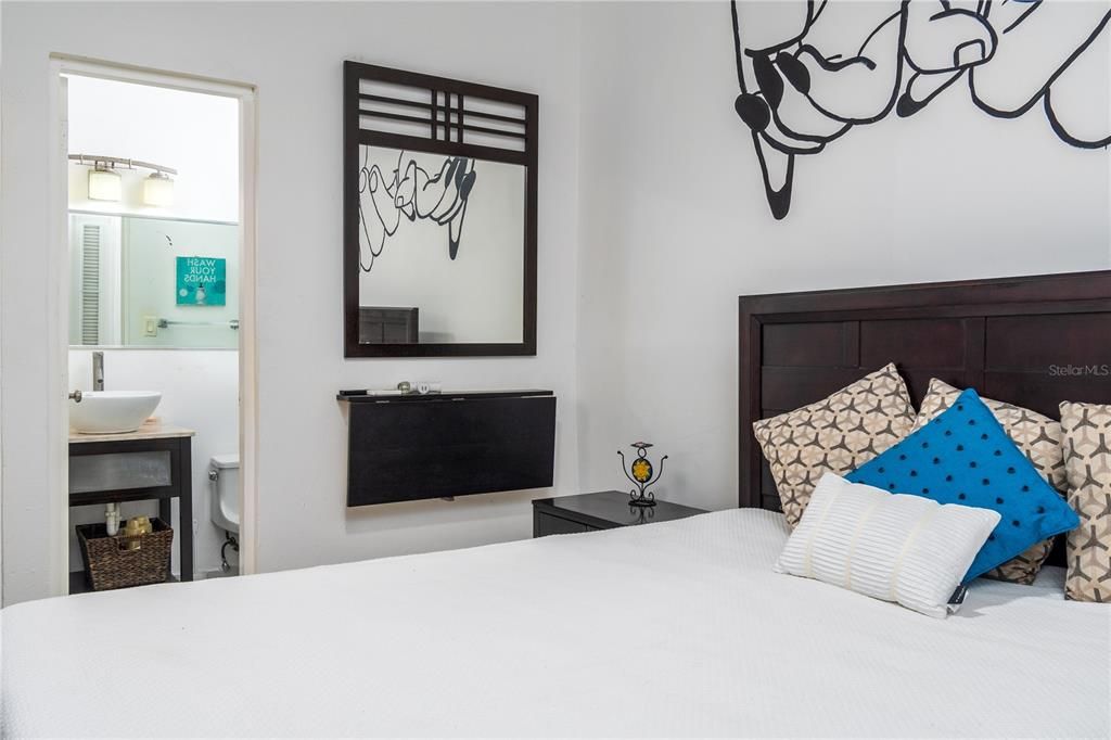 For Rent: $1,950 (1 beds, 1 baths, 993 Square Feet)