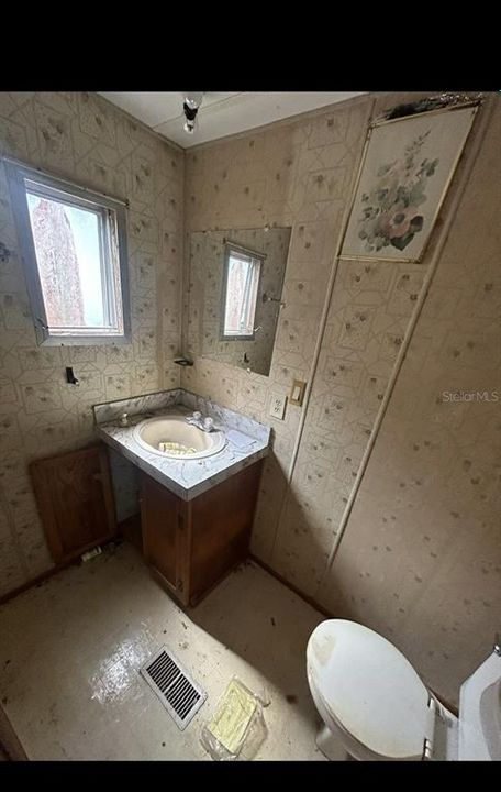 For Sale: $39,900 (2 beds, 2 baths, 920 Square Feet)