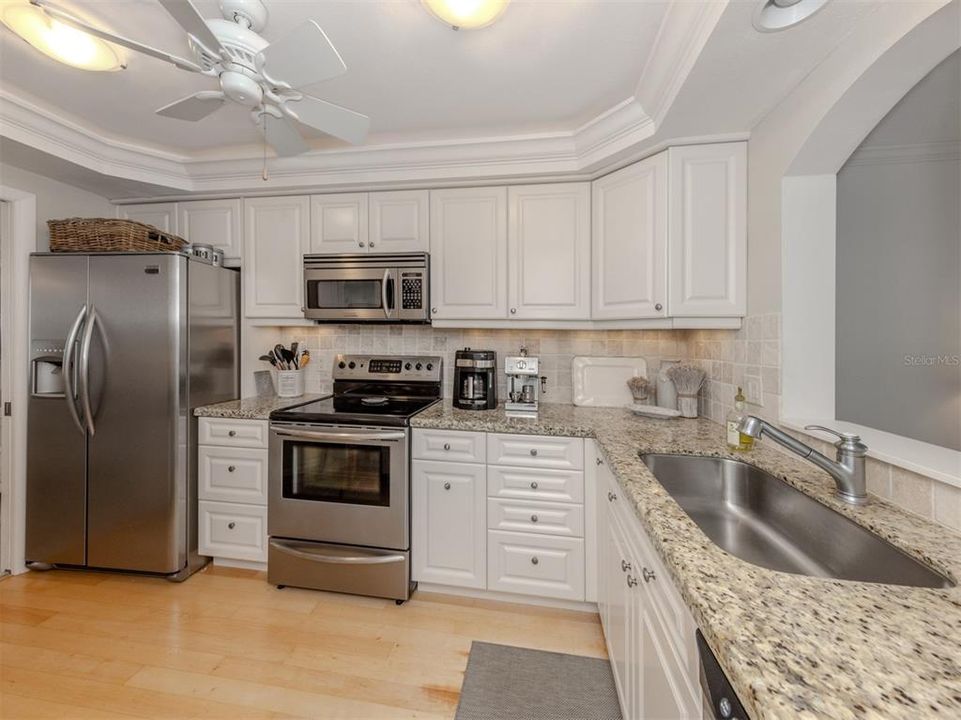 На продажу: $395,000 (2 спален, 2 ванн, 1089 Квадратных фут)