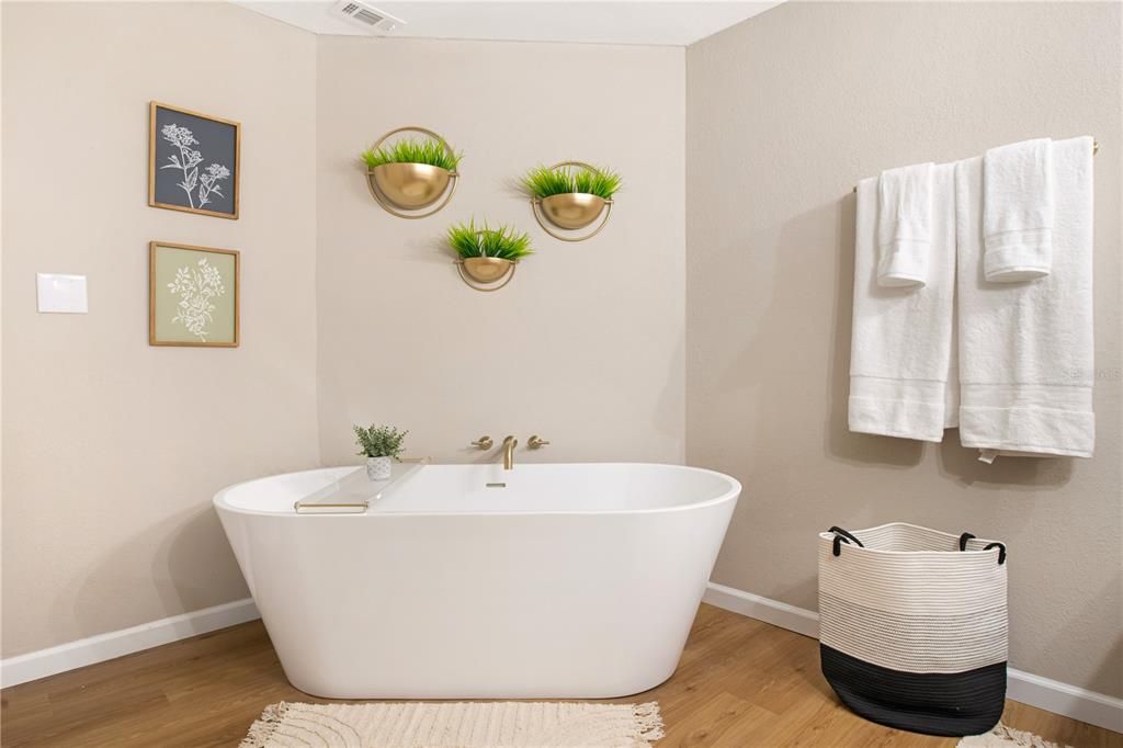 For Sale: $639,900 (5 beds, 2 baths, 2188 Square Feet)