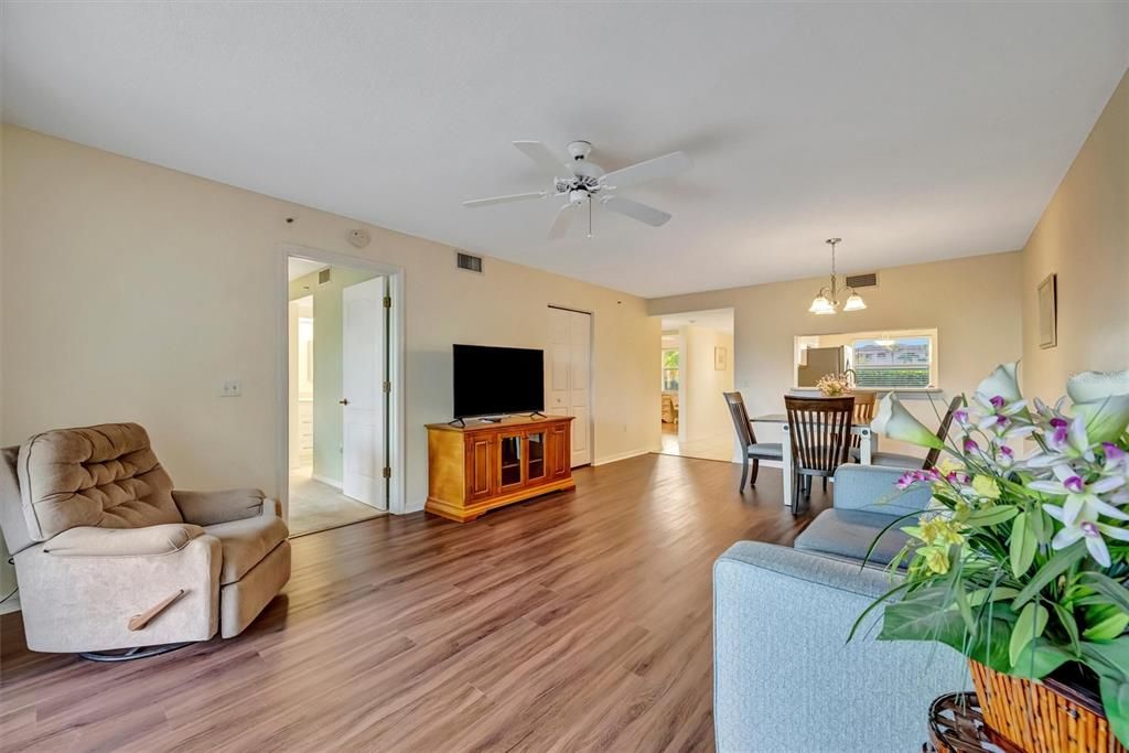 待售: $195,000 (2 贝兹, 2 浴室, 1042 平方英尺)