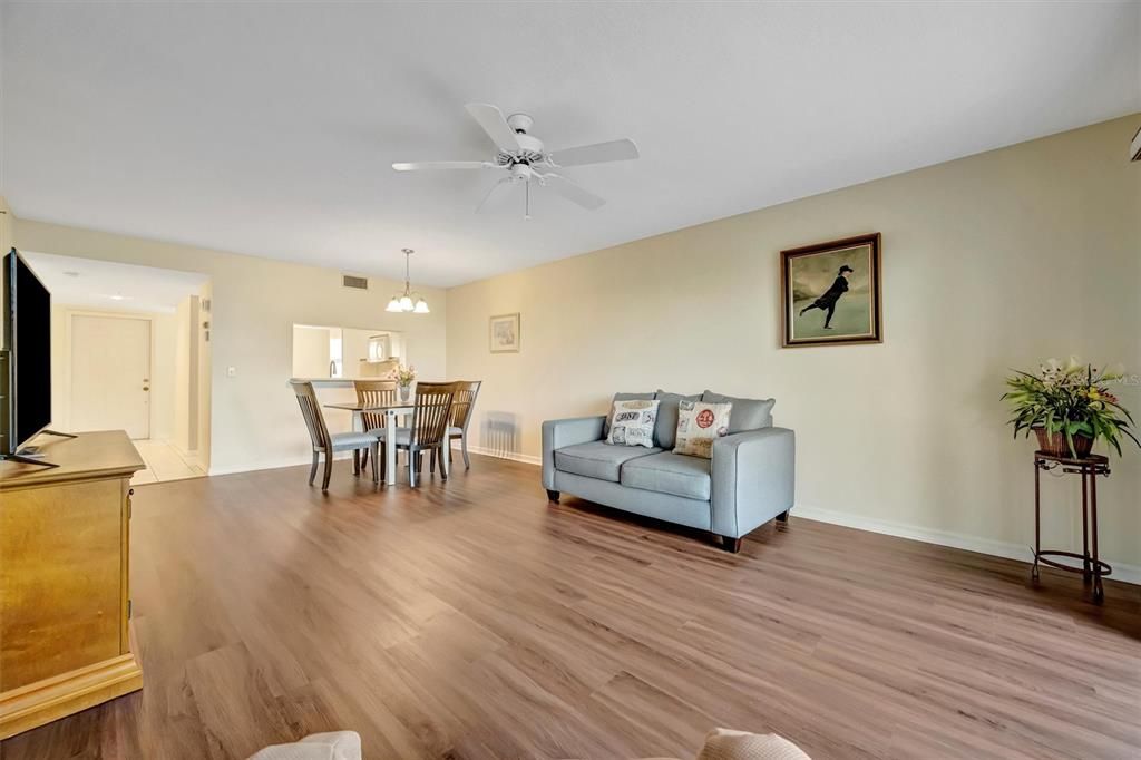 待售: $195,000 (2 贝兹, 2 浴室, 1042 平方英尺)