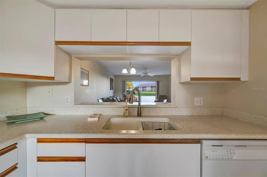 待售: $195,000 (2 贝兹, 2 浴室, 1042 平方英尺)