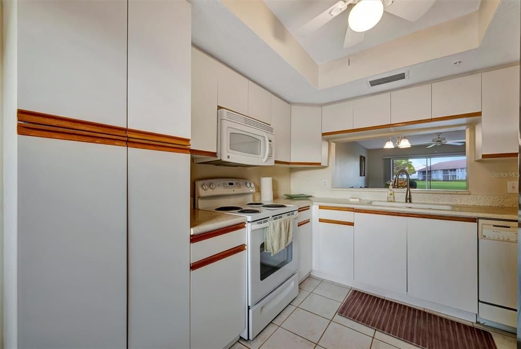 待售: $195,000 (2 贝兹, 2 浴室, 1042 平方英尺)