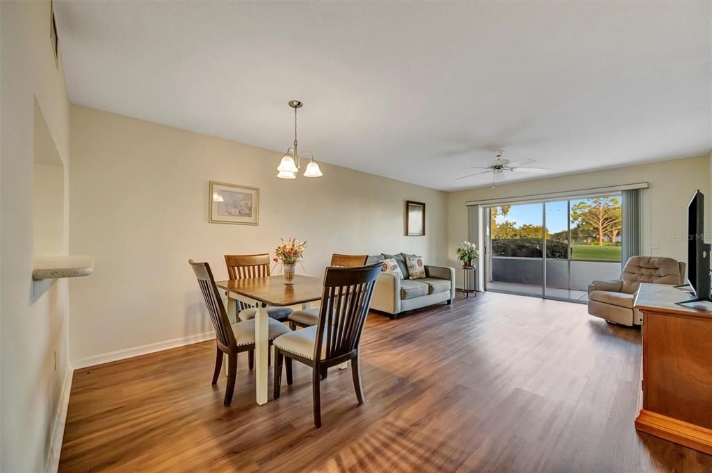 待售: $195,000 (2 贝兹, 2 浴室, 1042 平方英尺)