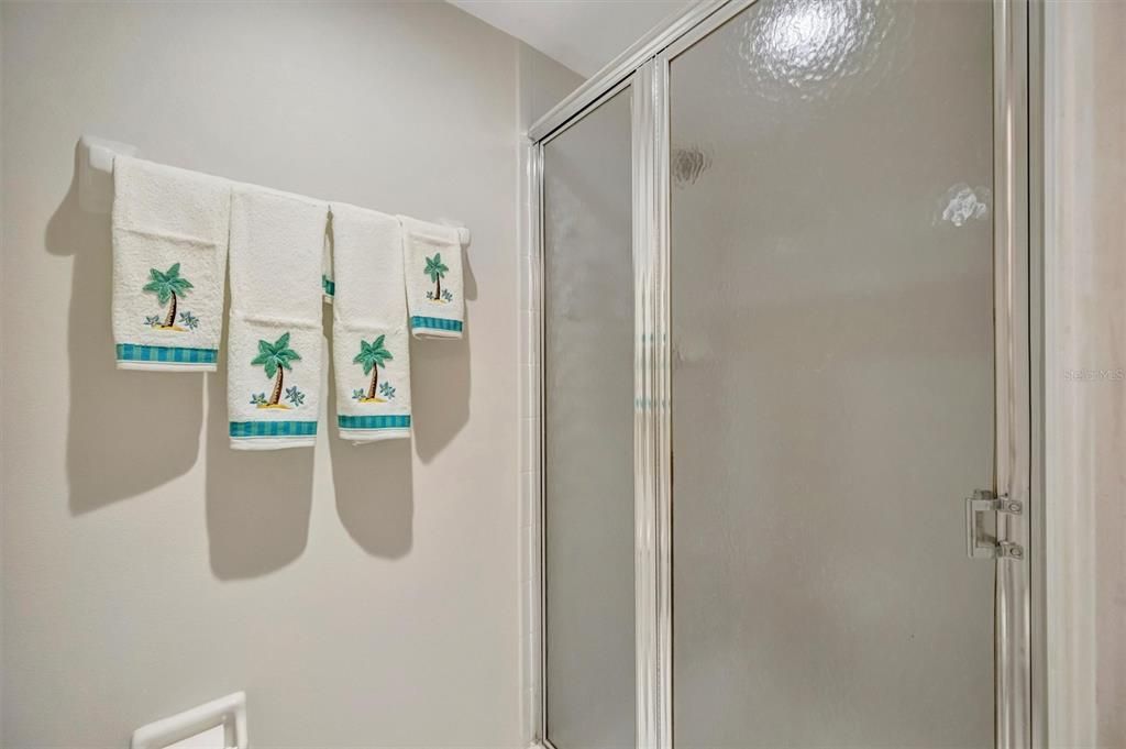 待售: $195,000 (2 贝兹, 2 浴室, 1042 平方英尺)