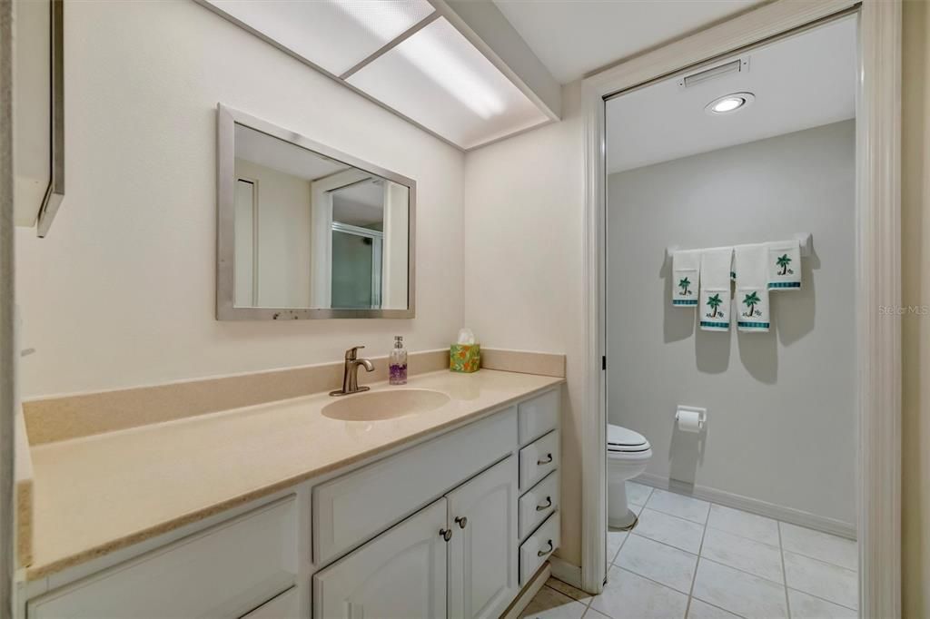 待售: $195,000 (2 贝兹, 2 浴室, 1042 平方英尺)