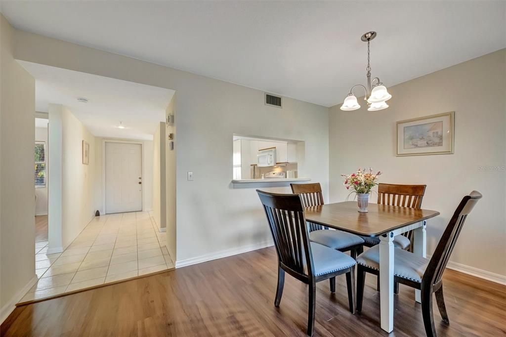 待售: $195,000 (2 贝兹, 2 浴室, 1042 平方英尺)